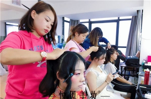 在西安怎样才能选到一所有实力的化妆学校呢？
