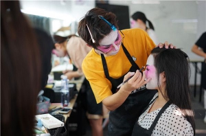 西安学化妆到底要多少钱？