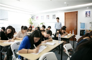 在化妆学校毕业后，该何去何从？