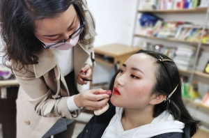 西安这边学化妆有哪些学校比较好呢？