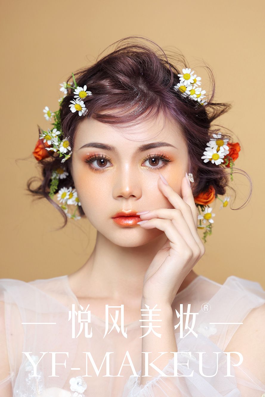鲜花造型修饰脸型的好帮手 凸显出女性柔美的气质