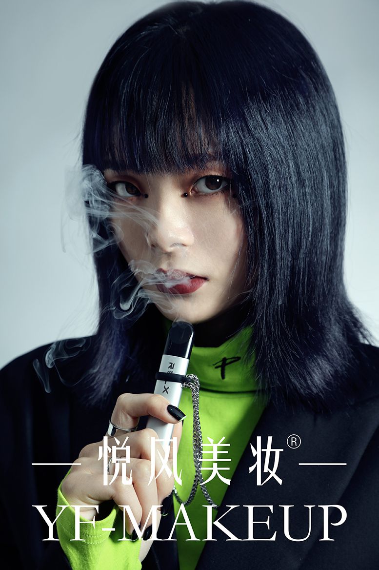 生活中电子烟拍的写真很酷 很迷人