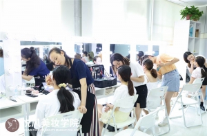 西安悦风美妆学院，3个月成为一名出色化妆师！