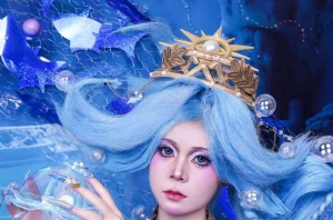 以前漫展排三小时队等妆娘，现在别人排队等我