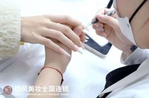 过年给顾客贴甲片，比坐办公室时快乐多了