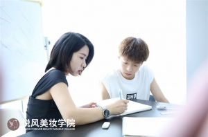 凭什么他们被争抢？探访三所美妆学校毕业生的成功密码