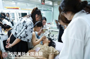 硕士去做纹眉上热搜，我看完觉得挺合理