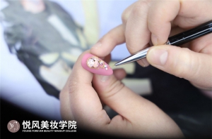 零基础转行学美甲，一个多月顺利上岗